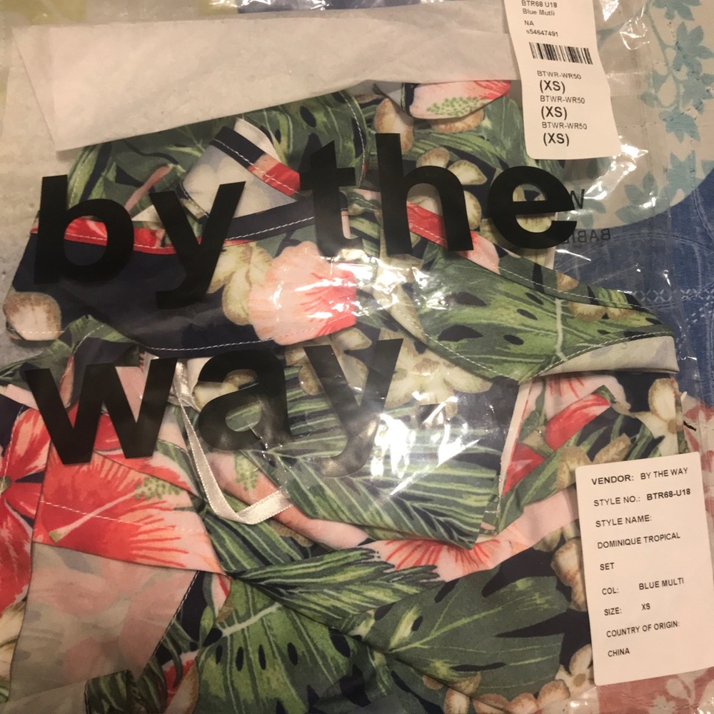 🌴BEAUTIFUL DOMINIQUE TROPICAL TOP & SHORTS SET🌴 - Picture 2 of 8